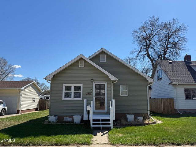1321 Main Street S, Minot, ND 58701 property photo