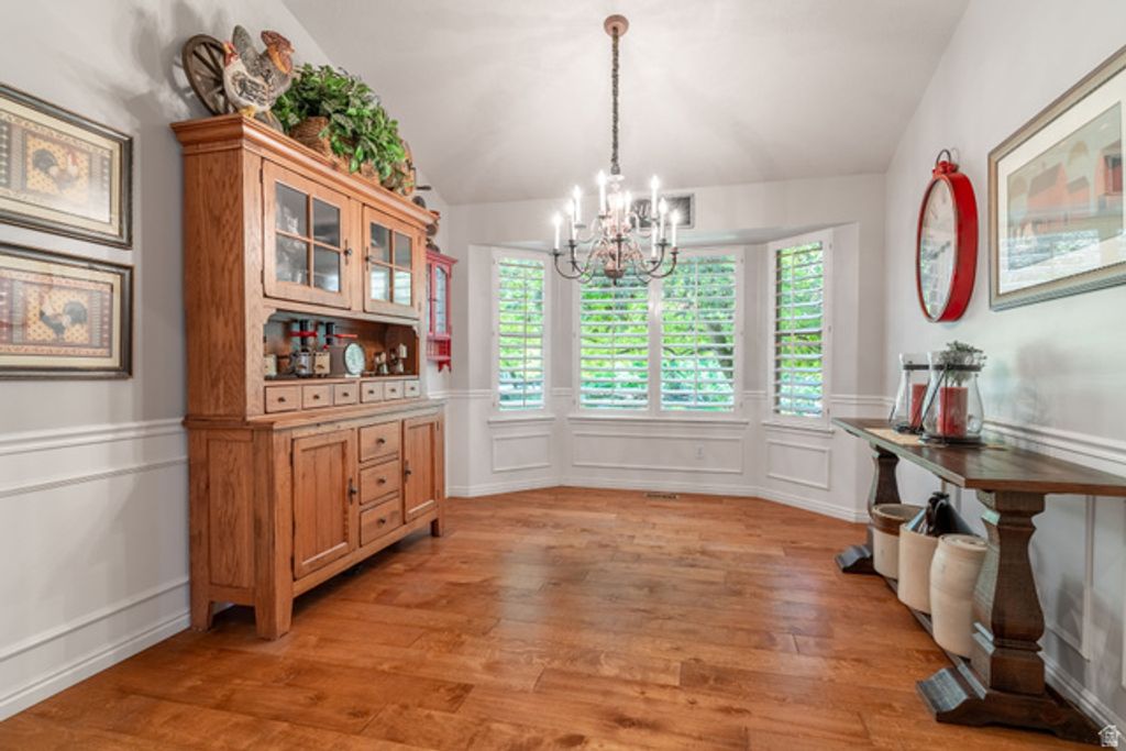 Image 5 of property listing at 250 E 950 N, Kaysville, UT 84037