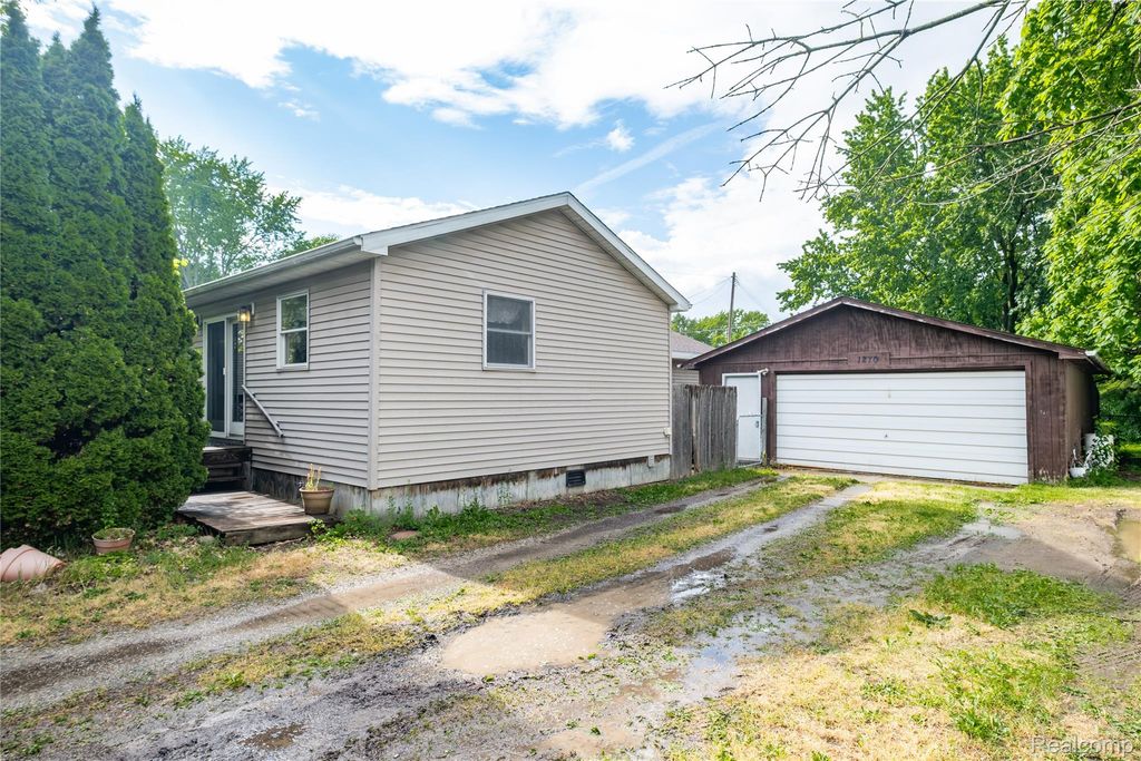 1270 W Oregon Street, Lapeer, MI 48446