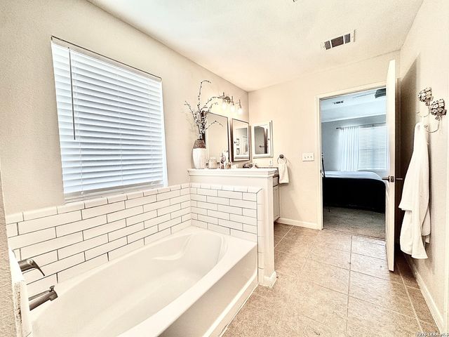 1106 Seven Iron, San Antonio, TX 78221