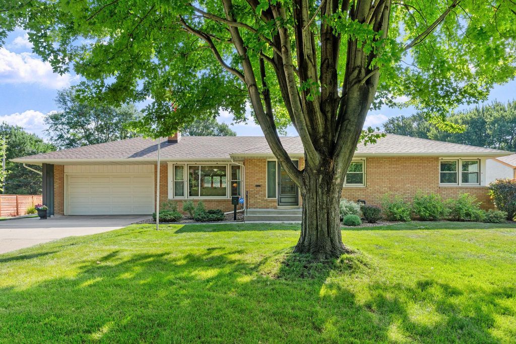 2823 Silver Lake Road NE, Saint Anthony, MN 55418 — exterior