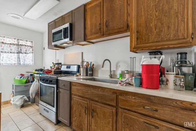 6918 Crestwood Street, Bakersfield, CA 93308