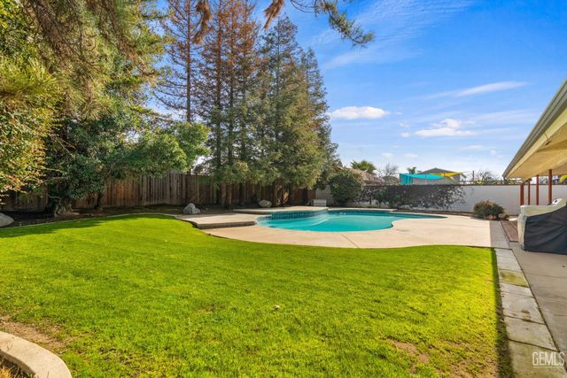 6918 Crestwood Street, Bakersfield, CA 93308