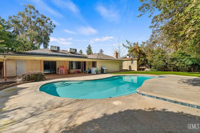 6918 Crestwood Street, Bakersfield, CA 93308