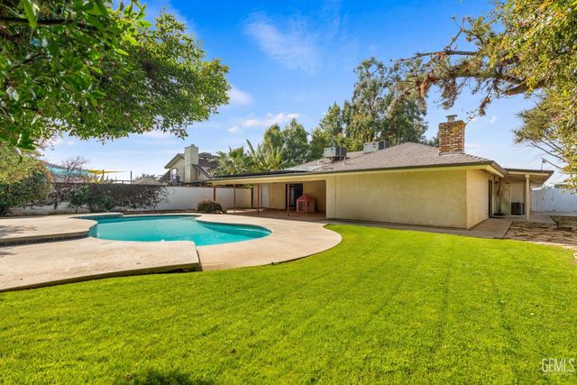 6918 Crestwood Street, Bakersfield, CA 93308