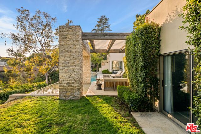 9240 Swallow Drive, Los Angeles, CA 90069