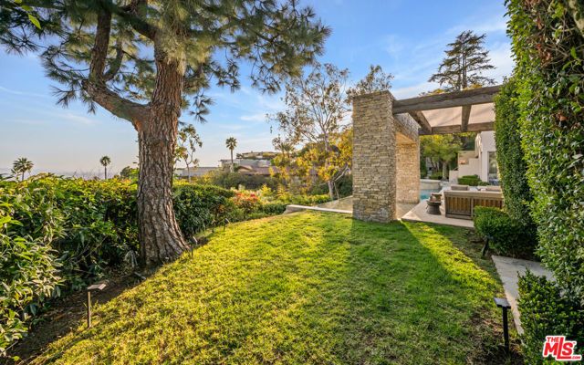 9240 Swallow Drive, Los Angeles, CA 90069