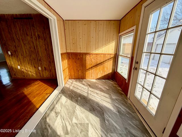 1906 Hand Ave, New Albany, IN 47150