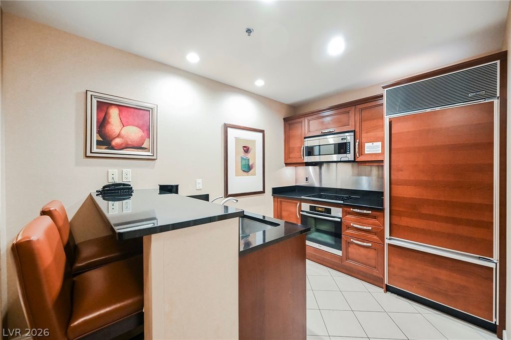 145 HARMON Avenue 1021, Las Vegas, NV 89109 — photo 2