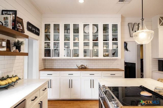 509 Hanover Street, Edna, TX 77957