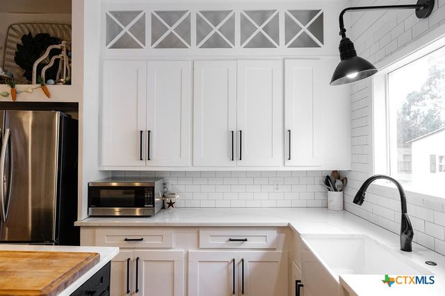 509 Hanover Street, Edna, TX 77957