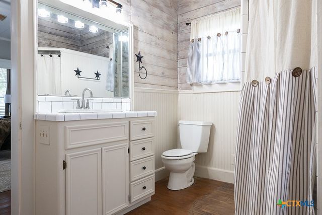 509 Hanover Street, Edna, TX 77957