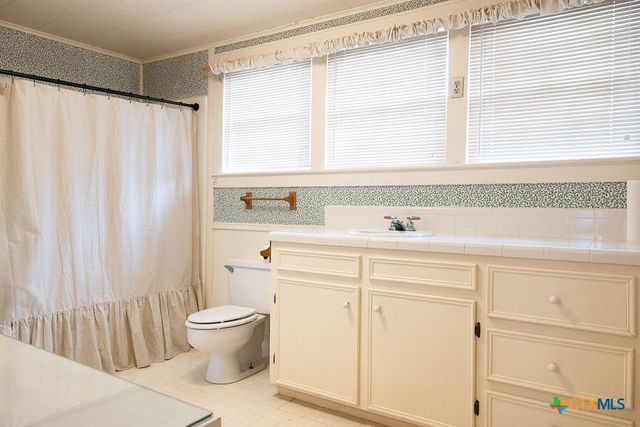 509 Hanover Street, Edna, TX 77957