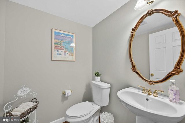 904 HARRISON CIR, Alexandria, VA 22304