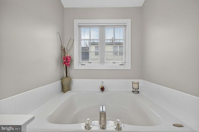 904 HARRISON CIR, Alexandria, VA 22304