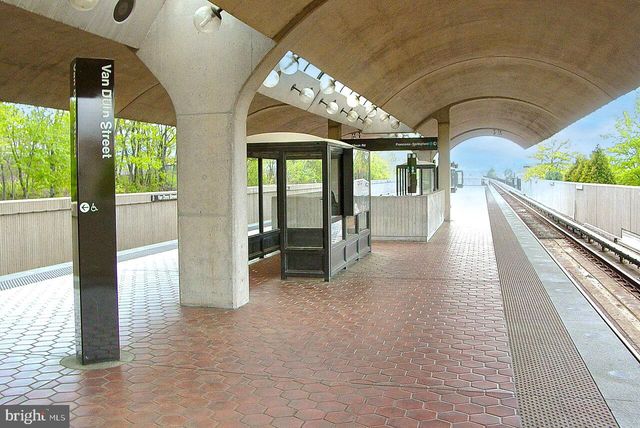 904 HARRISON CIR, Alexandria, VA 22304