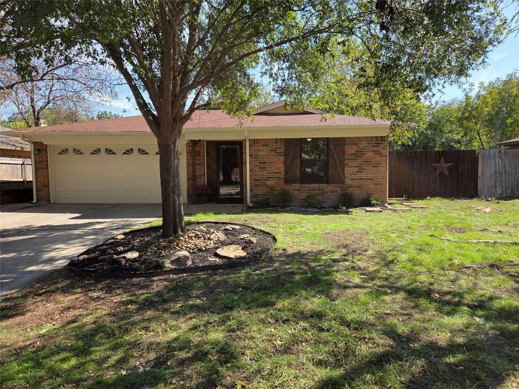 421 Allencrest Drive, White Settlement, TX 76108