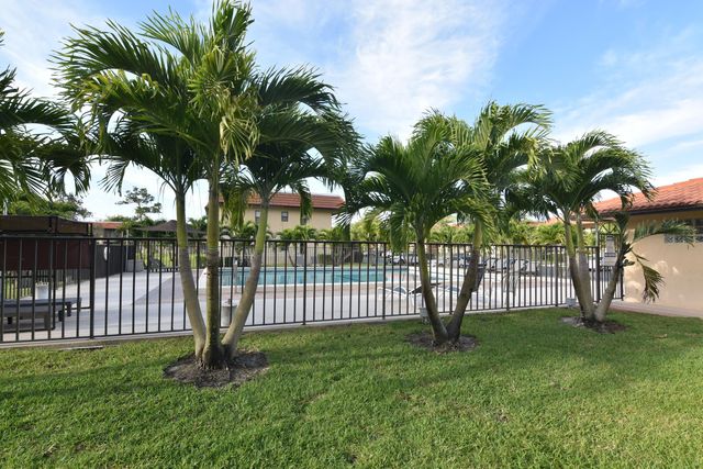 21895 Lake Forest Circle 102, Boca Raton, FL 33433