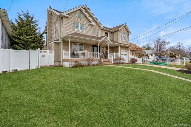 303 Sherbrooke Road, Lindenhurst, NY 11757