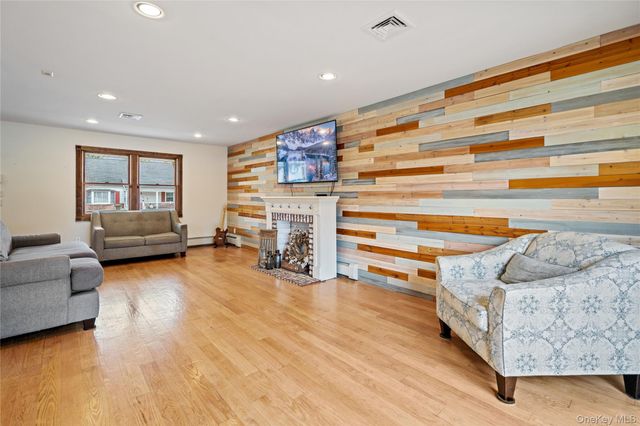 303 Sherbrooke Road, Lindenhurst, NY 11757