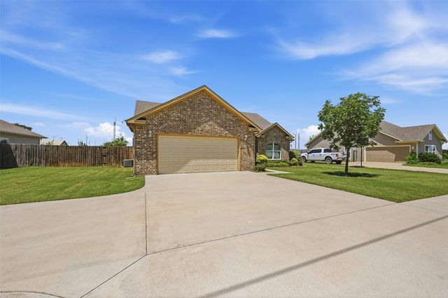 816 E Northside Drive, Pilot Point, TX 76258