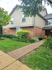 133 Idlewild Court 8, Schaumburg, IL 60195
