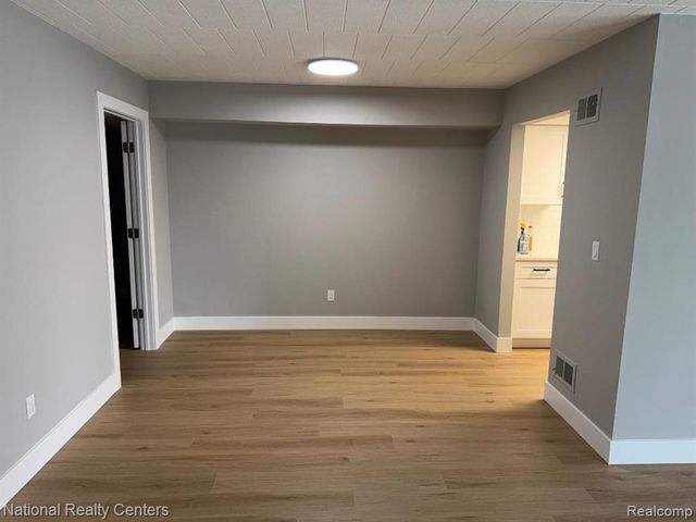 18207 University Park Drive, Livonia, MI 48152