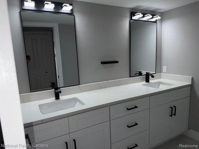 18207 University Park Drive, Livonia, MI 48152