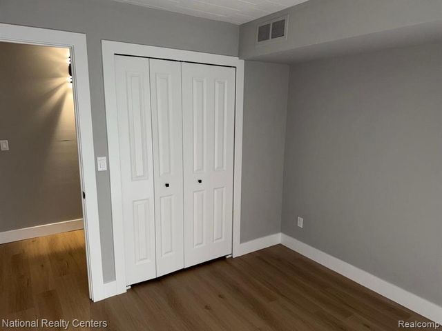 18207 University Park Drive, Livonia, MI 48152