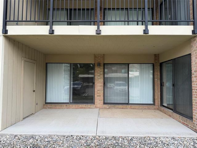 18207 University Park Drive, Livonia, MI 48152