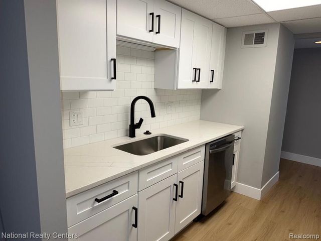 18207 University Park Drive, Livonia, MI 48152