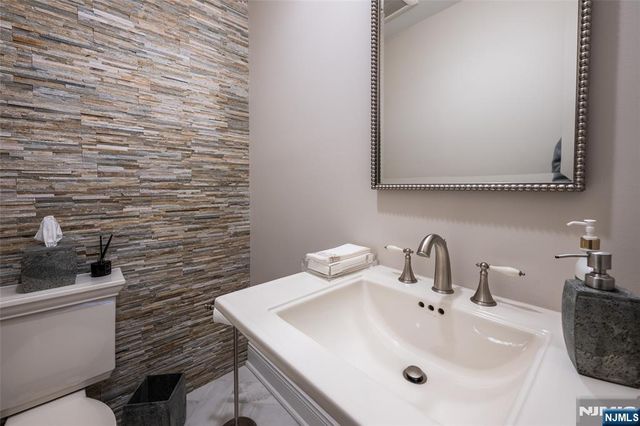 534 Brandon Place, Cliffside Park, NJ 07010