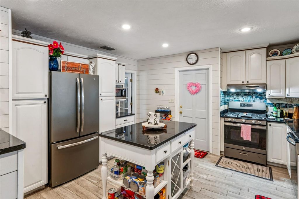 Image 12 of property listing at 1410 VIOLA DRIVE, Brandon, FL 33511