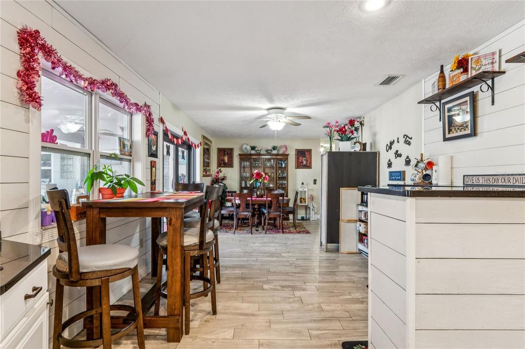 Image 15 of property listing at 1410 VIOLA DRIVE, Brandon, FL 33511