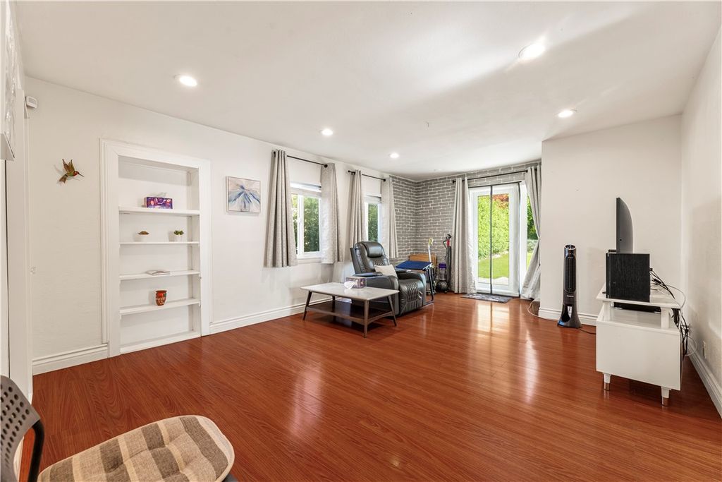 Image 16 of property listing at 2389 Mayfield Avenue, Montrose, CA 91020