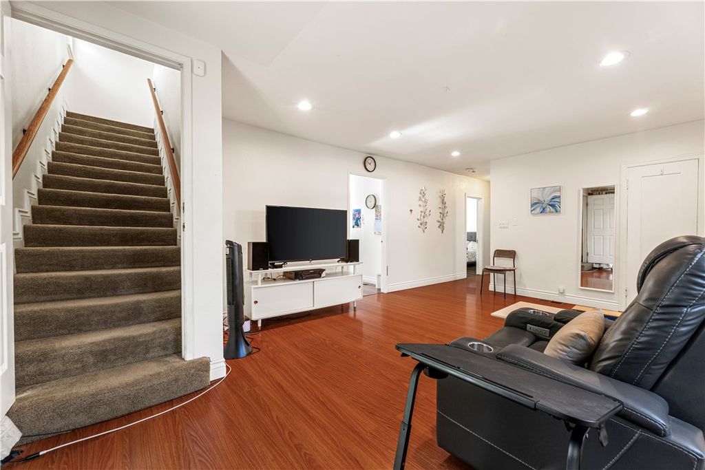 Image 19 of property listing at 2389 Mayfield Avenue, Montrose, CA 91020