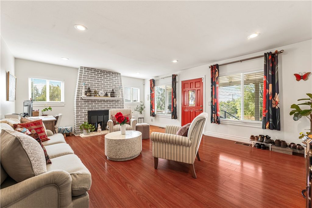 Image 2 of property listing at 2389 Mayfield Avenue, Montrose, CA 91020