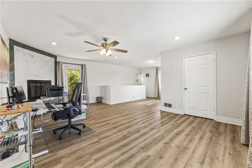 Image 20 of property listing at 2389 Mayfield Avenue, Montrose, CA 91020