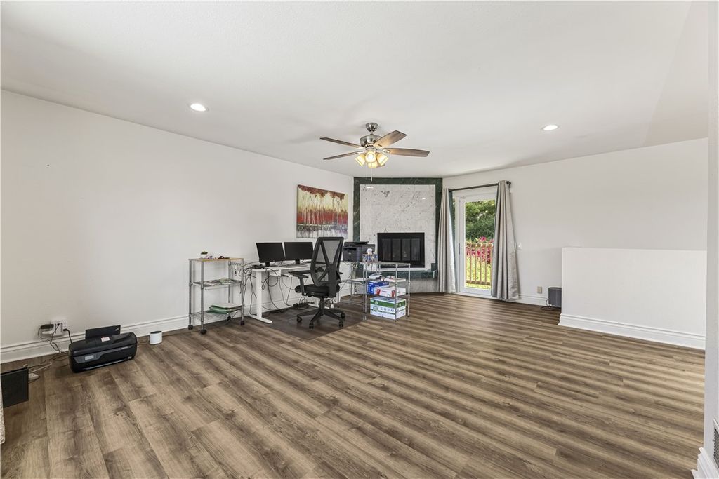 Image 21 of property listing at 2389 Mayfield Avenue, Montrose, CA 91020