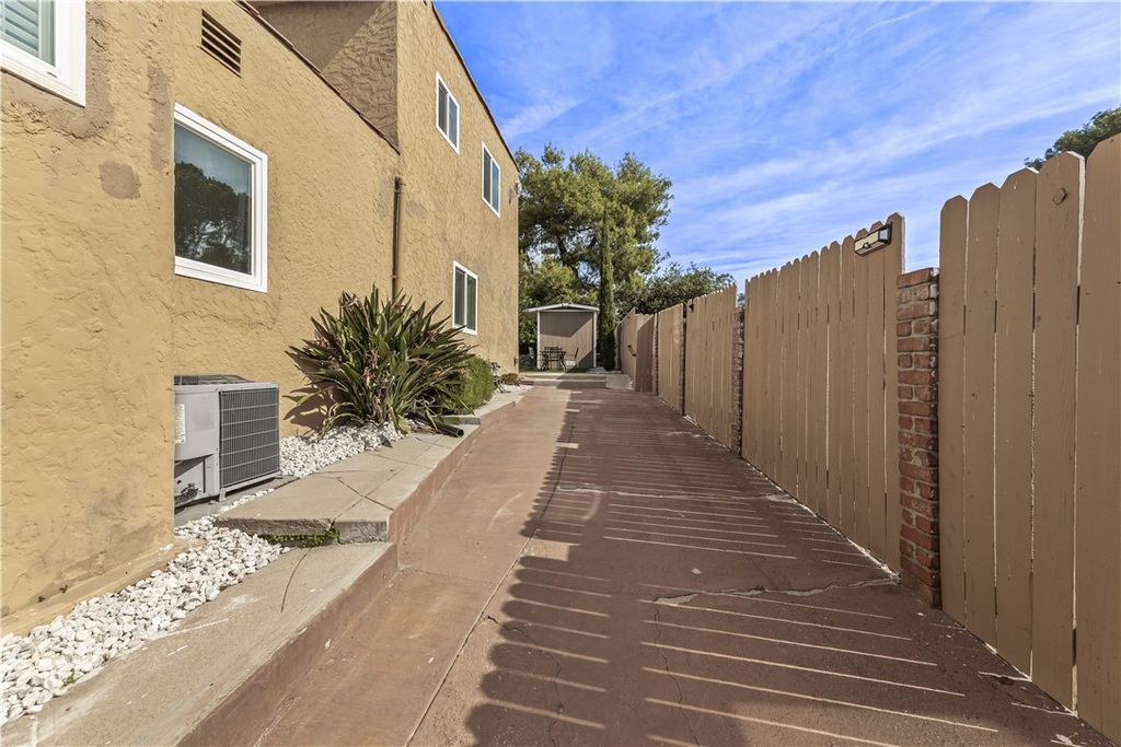 Image 29 of property listing at 2389 Mayfield Avenue, Montrose, CA 91020