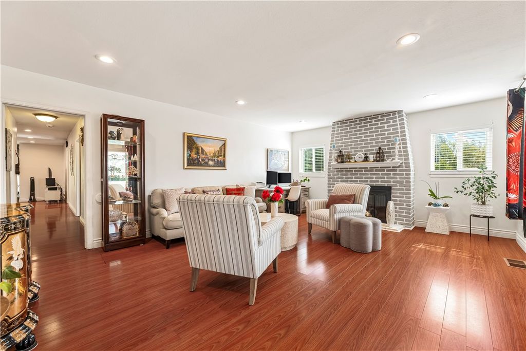 Image 3 of property listing at 2389 Mayfield Avenue, Montrose, CA 91020