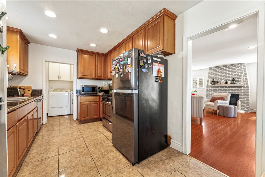 Image 5 of property listing at 2389 Mayfield Avenue, Montrose, CA 91020