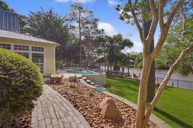 3924 Amanda Court, Dickinson, TX 77539