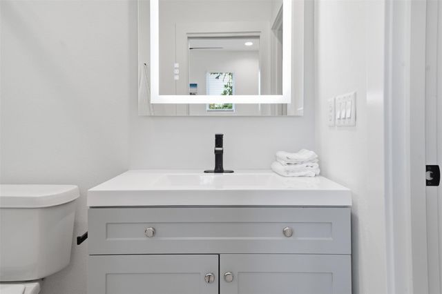 2216 Yellow Jacket LN 2, Austin, TX 78741