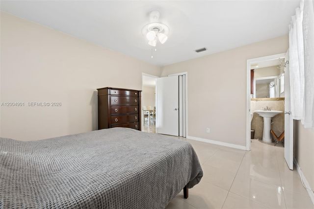 2210 N 57th Way, Hollywood, FL 33021