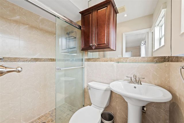 2210 N 57th Way, Hollywood, FL 33021