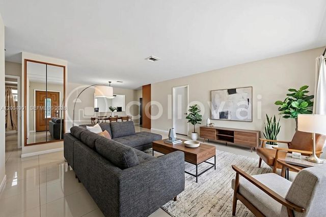 2210 N 57th Way, Hollywood, FL 33021