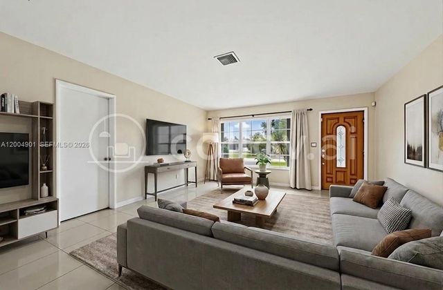 2210 N 57th Way, Hollywood, FL 33021