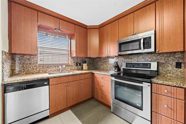 2210 N 57th Way, Hollywood, FL 33021