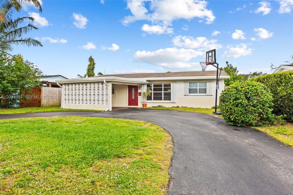 2210 N 57th Way, Hollywood, FL 33021